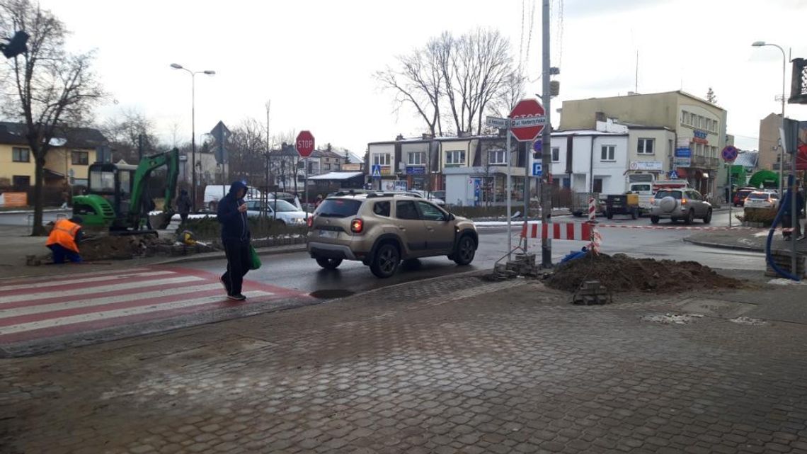 Montują światła na skrzyżowaniu