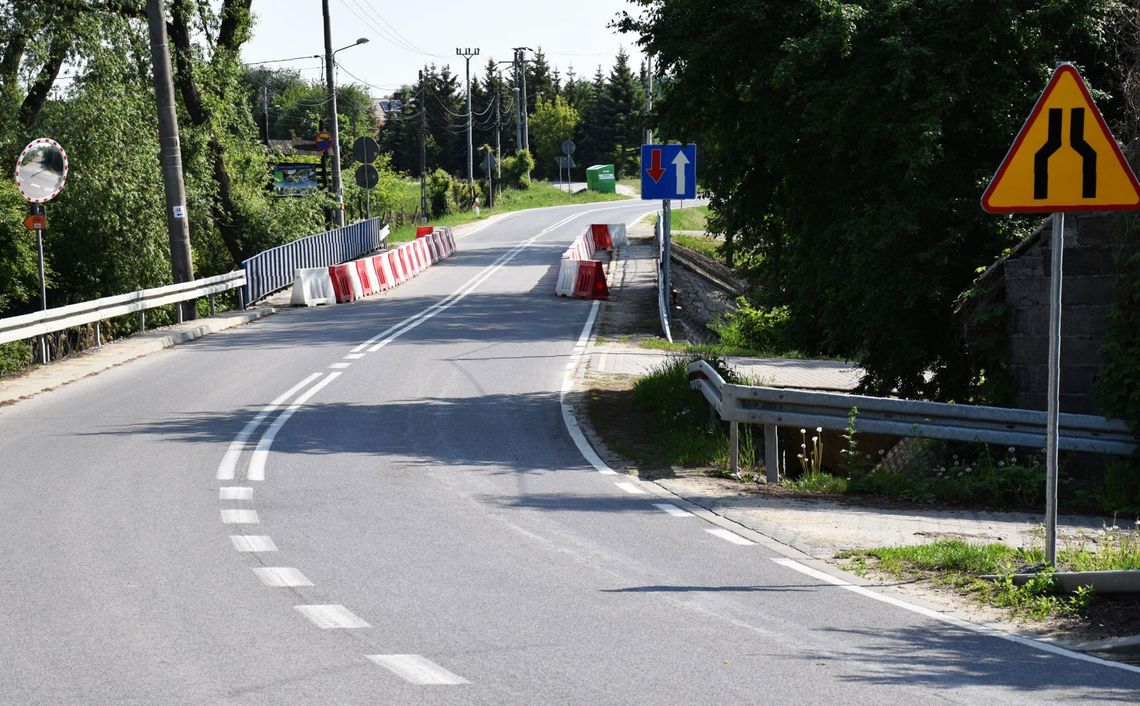 Most nad Jeziorem Czerskim zwężony do jednego pasa. Kierowcy skarżą się na bezpieczeństwo Most nad Jeziorem Czerskim zwężony do jednego pasa. Kierowcy skarżą się na bezpieczeństwo