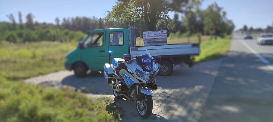 Mroków. Niezabezpieczony ładunek, przeładowane auto