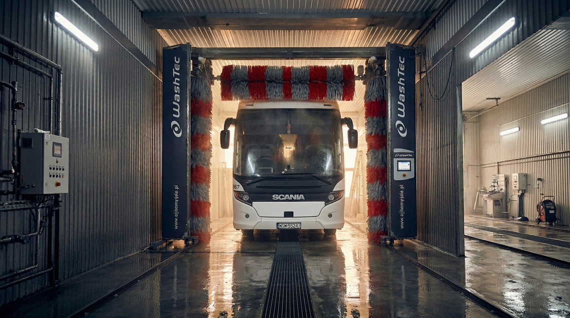 Myjnia autobusowa w sercu Warszawy. Jak oszczędzić paliwo i czas dzięki myjni na Dworcu Zachodnim?