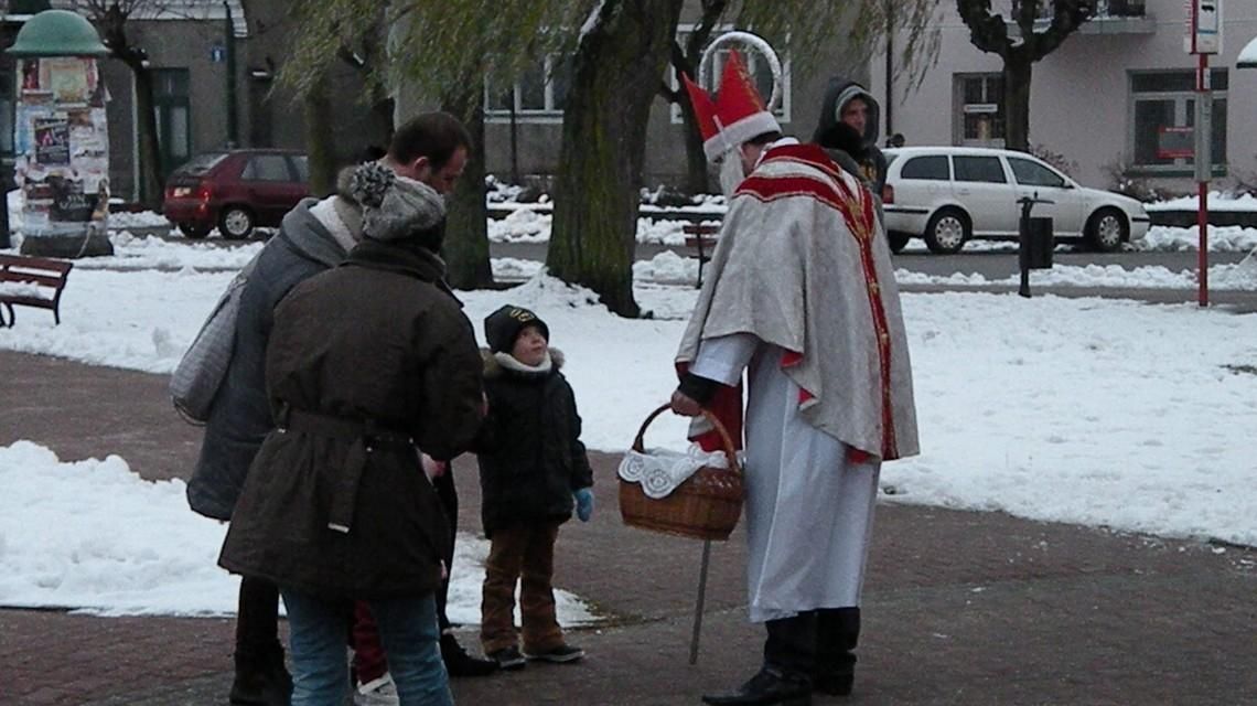 Na rynku zapłonęła choinka