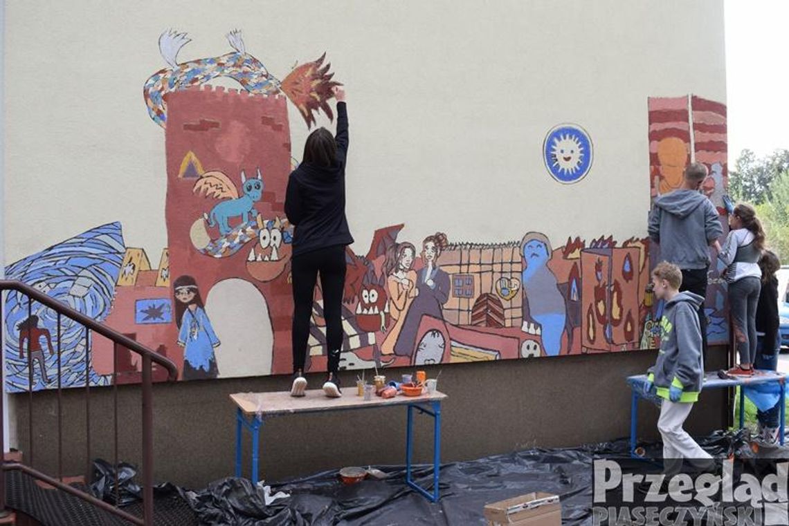 Namalowali mural na szkole