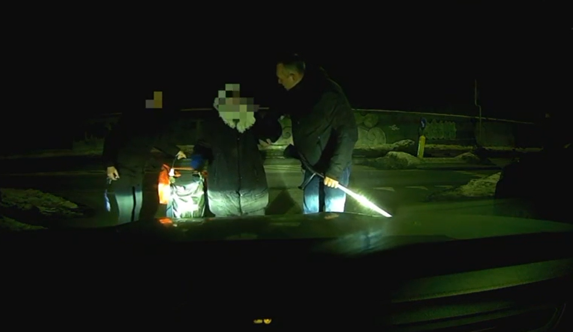 Nie przeszedł obojętnie. Policjant pomógł seniorce w mroźny wieczór