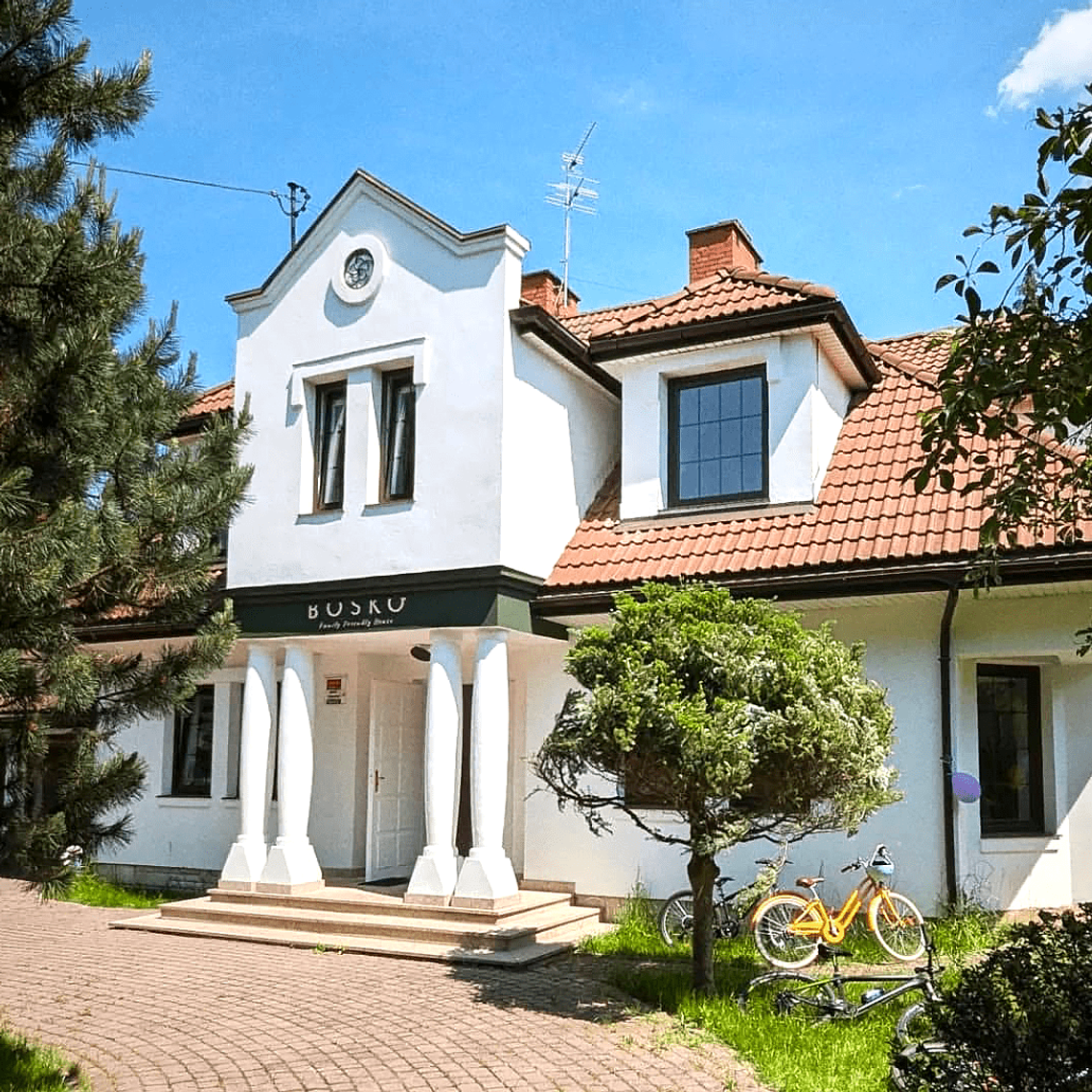 Tam, gdzie pachnie ciastem i spokojem – BOSKO przy Lesie Kabackim Tam, gdzie pachnie ciastem i spokojem – BOSKO przy Lesie Kabackim