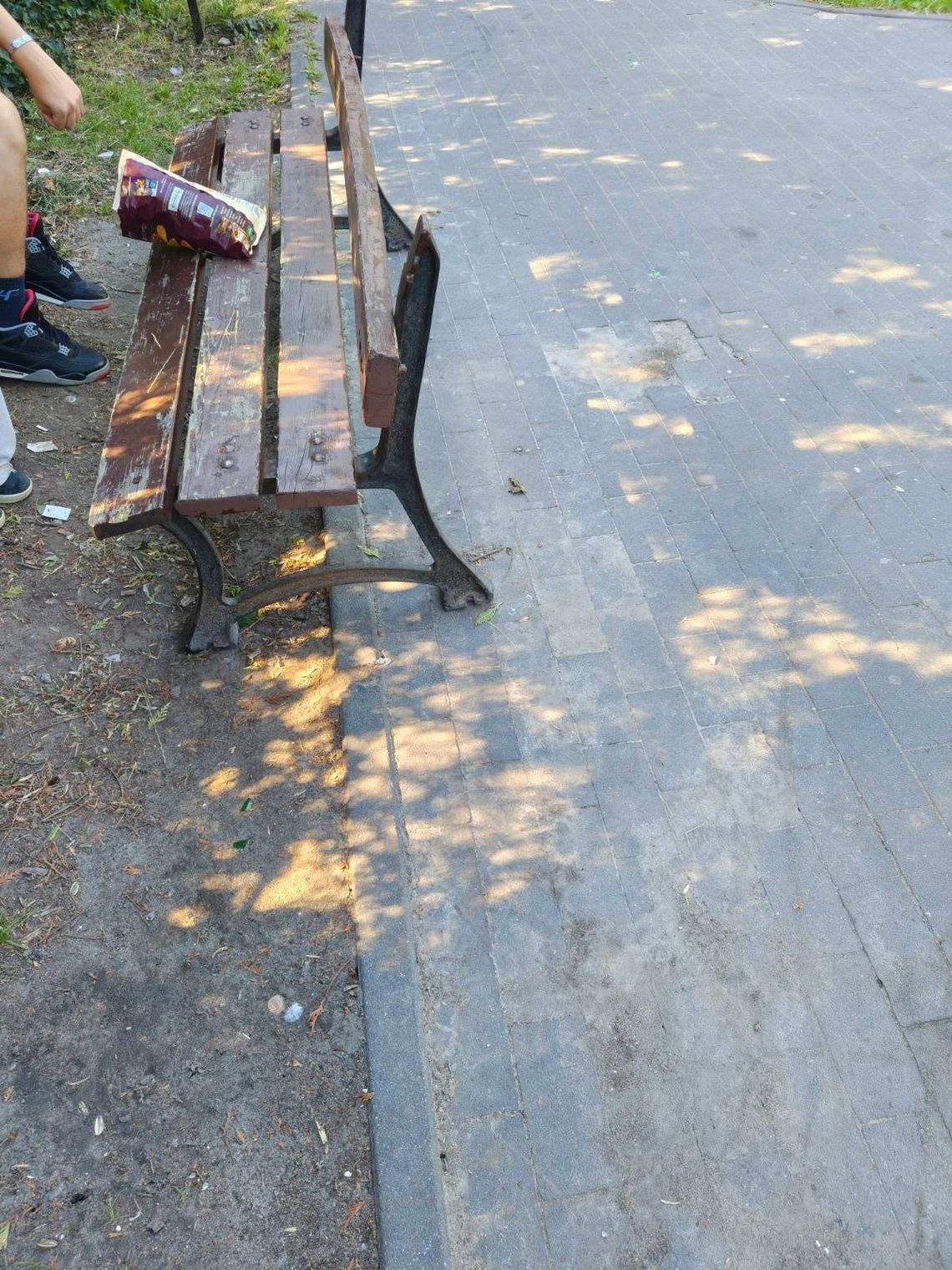 Niebezpieczne pręty przy skateparku w Nowej Iwicznej. Sołtys apeluje do rodziców Niebezpieczne pręty przy skateparku w Nowej Iwicznej. Sołtys apeluje do rodziców