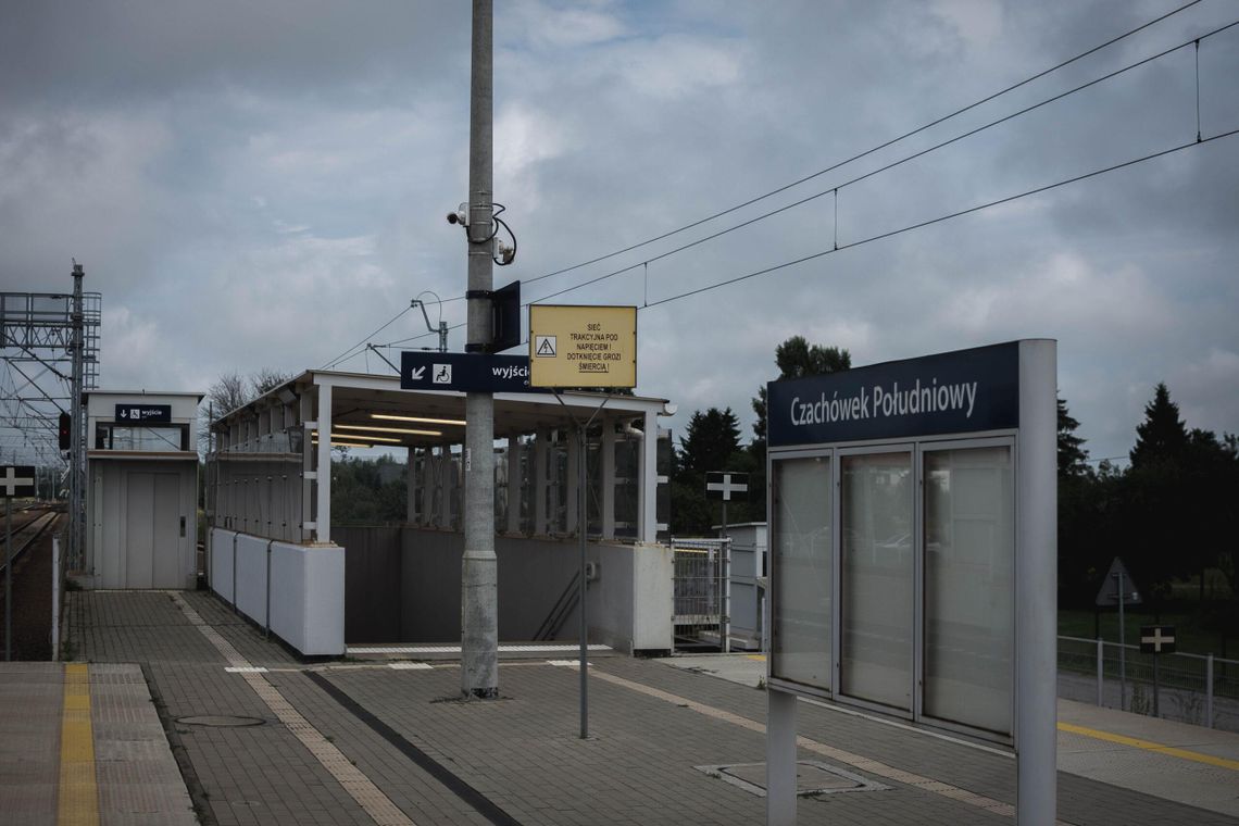 Nieczynne windy i zamknięty przejazd. Co się dzieje na stacji w Czachówku?