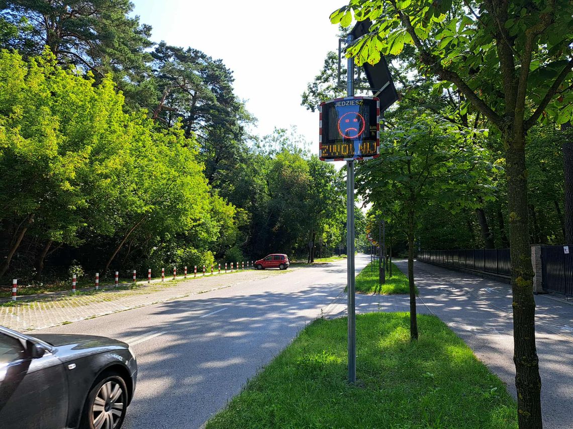 Nieczytelne znaki i uszkodzone słupki – zagrożenia przy podstawówce w Piasecznie