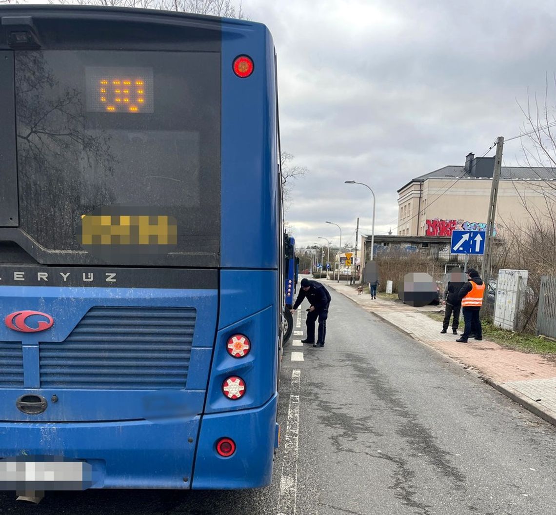 Niesprawnymi autobusami mieli wozić pasażerów