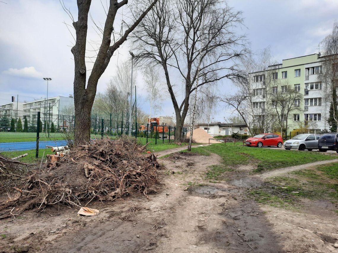 Nowa ulica obok basenu i Orlika