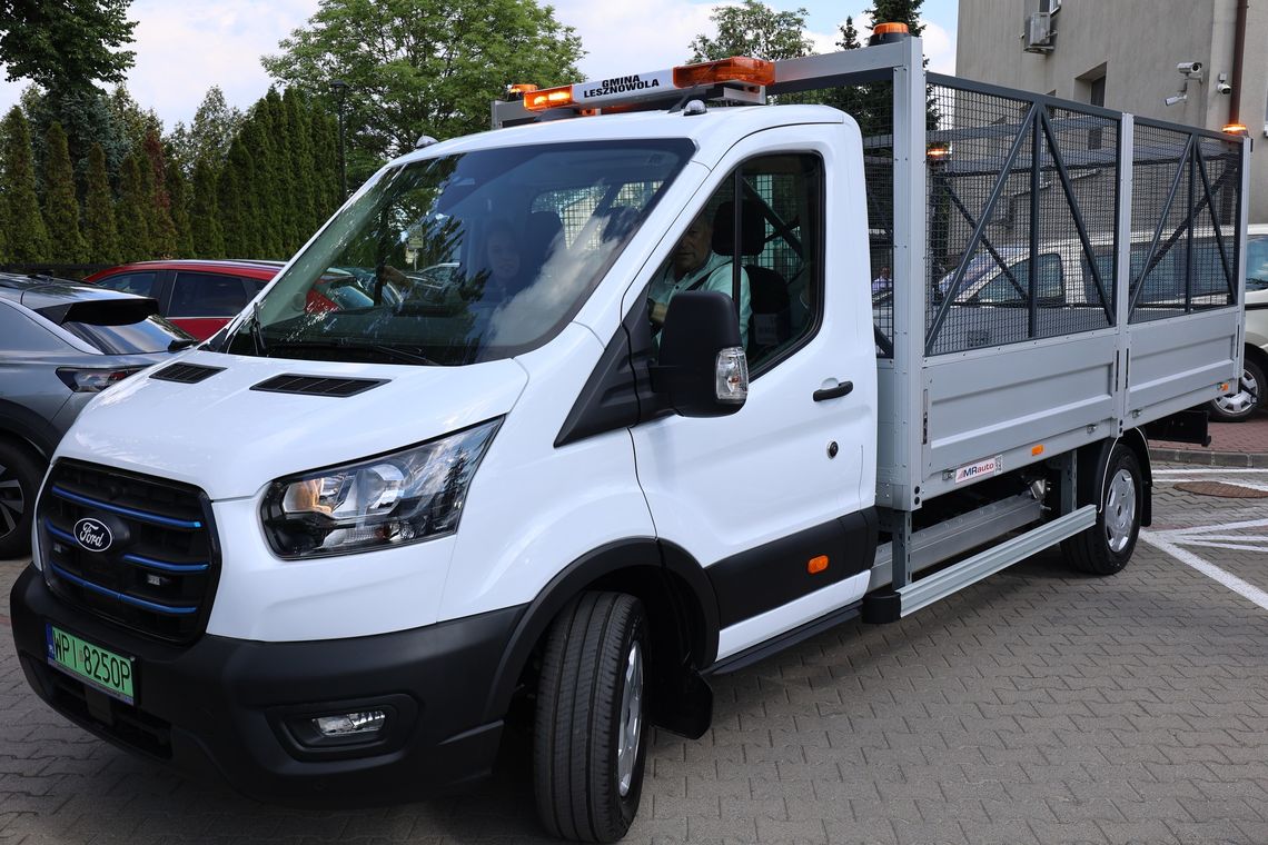 Nowe auto do opróżniania ulicznych koszy Nowe auto do opróżniania ulicznych koszy