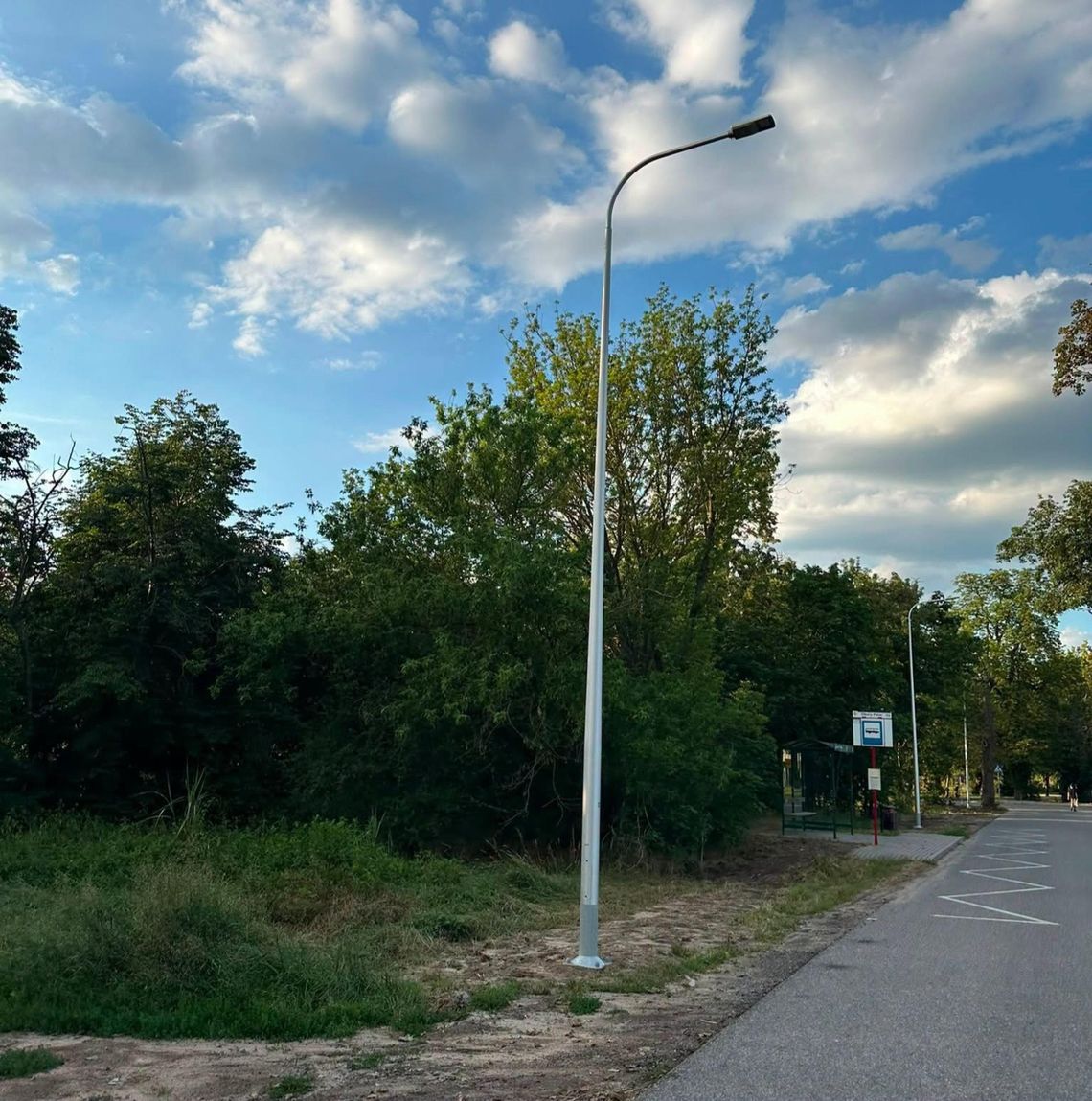 Nowe lampy przy ul. Literatów w Oborach Nowe lampy przy ul. Literatów w Oborach