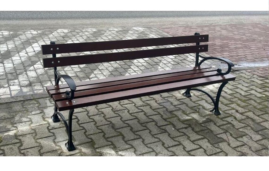 Nowe ławeczki na ul. Warszawskiej w Tarczynie