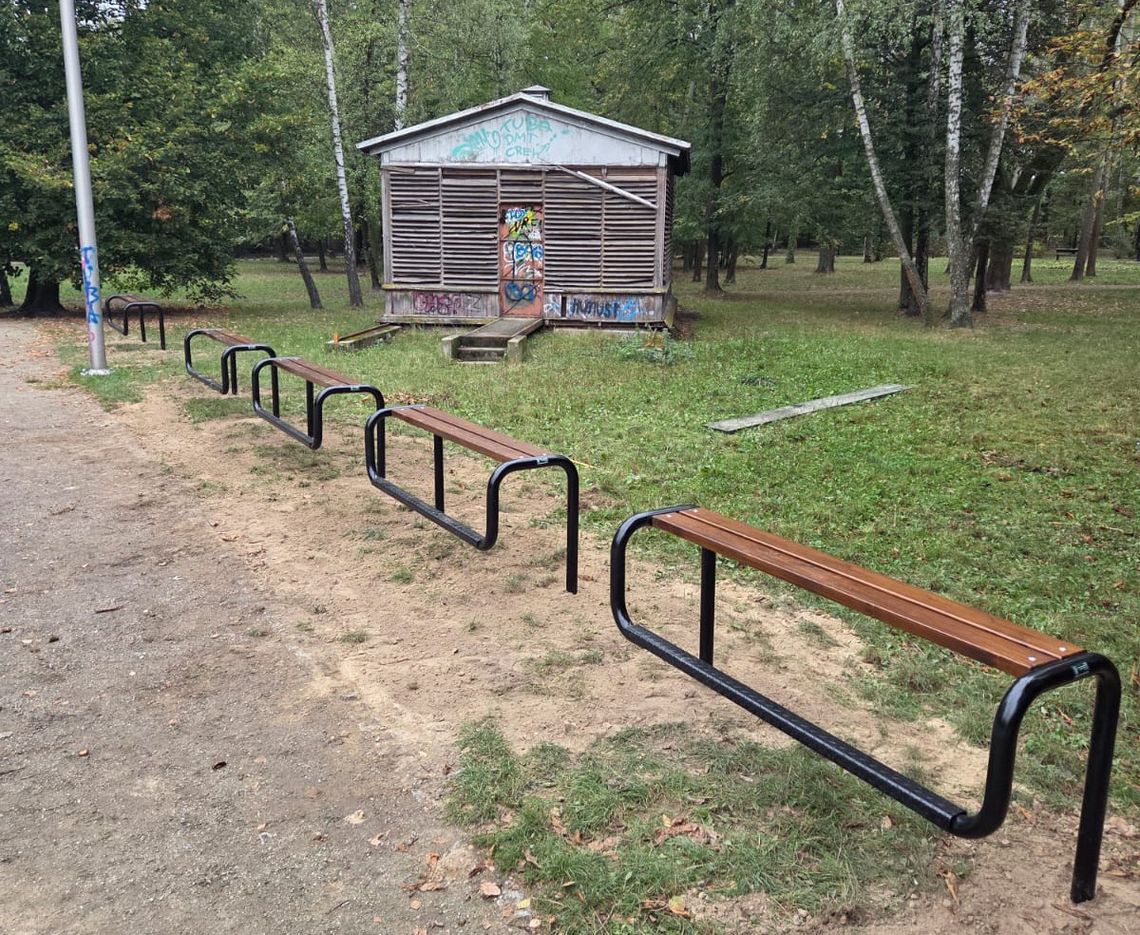 Nowe ławki dla młodzieży w parku w Józefosławiu