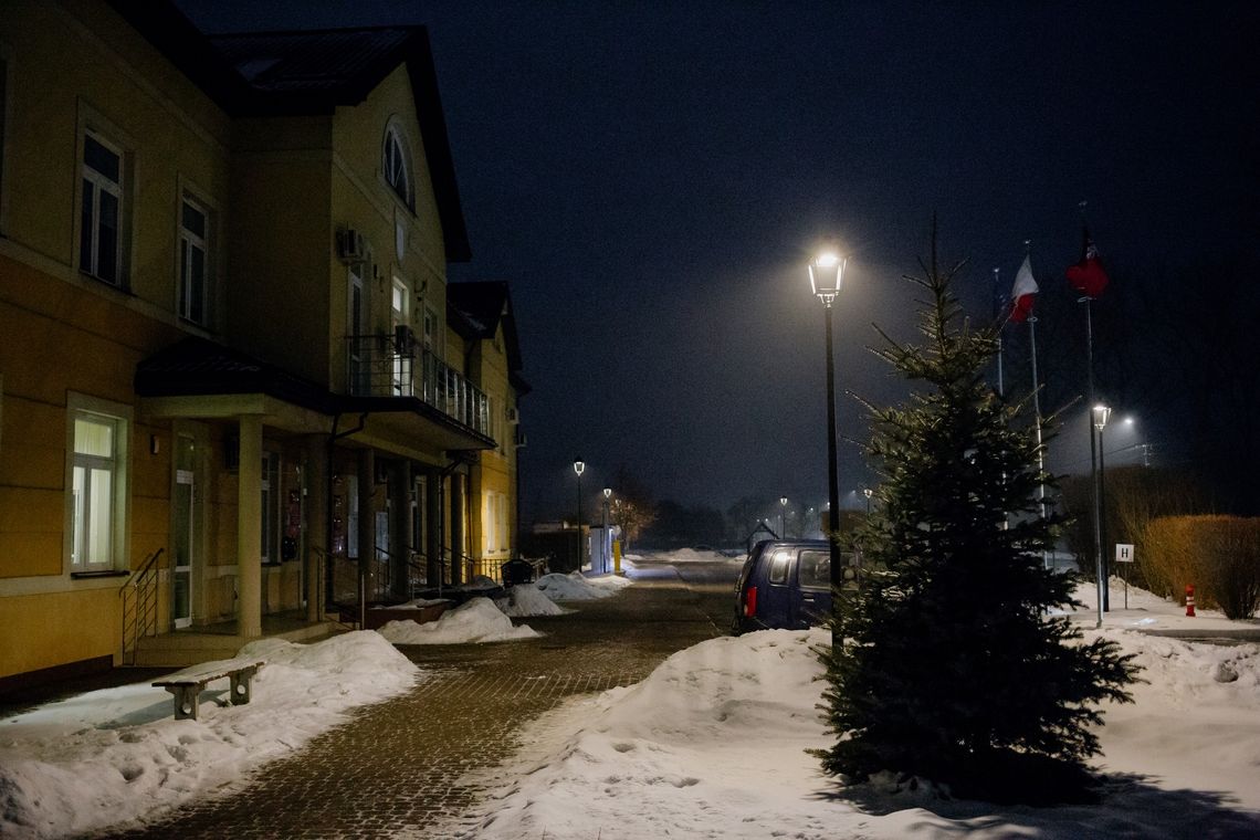 Nowe oświetlenie przed Urzędem Gminy Prażmów