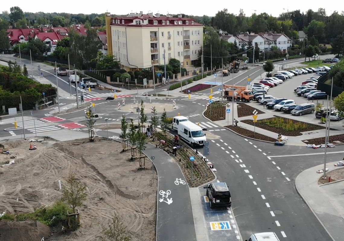 Nowe rondo na Cyraneczki prawie gotowe. Autobusy wracają na Kameralną Nowe rondo na Cyraneczki prawie gotowe. Autobusy wracają na Kameralną
