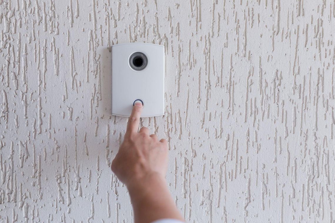 Nowoczesne systemy ochrony mieszkania w bloku – jak technologia ogranicza ryzyko kosztownych awarii