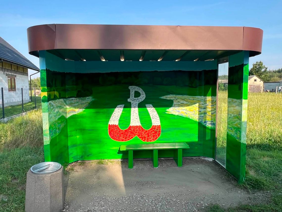Nowy mural na przystanku w Piskórce. Powstał tuż przed rocznicami ważnych wydarzeń