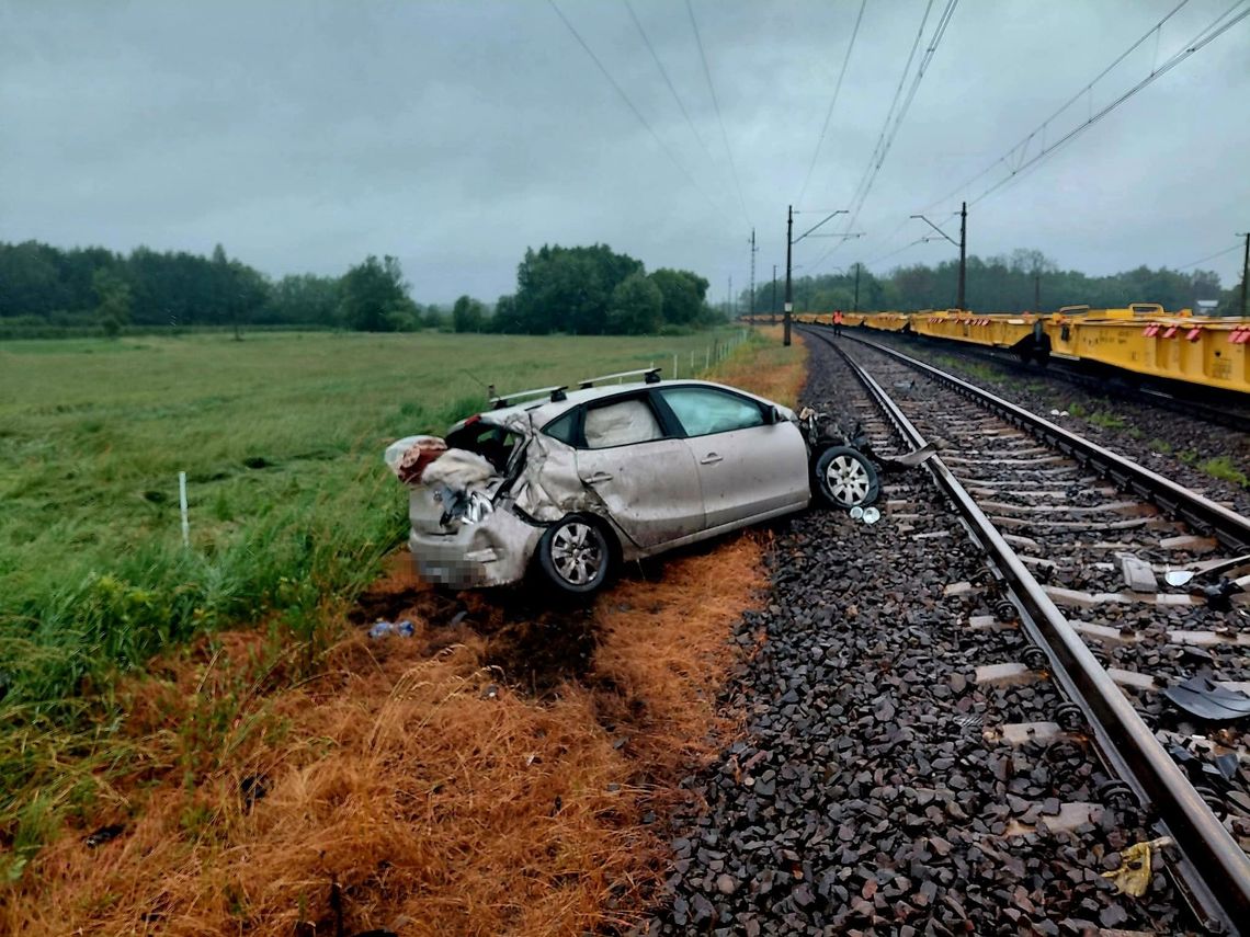 O krok od tragedii! Wjechał na tory mimo znaku STOP O krok od tragedii! Wjechał na tory mimo znaku STOP