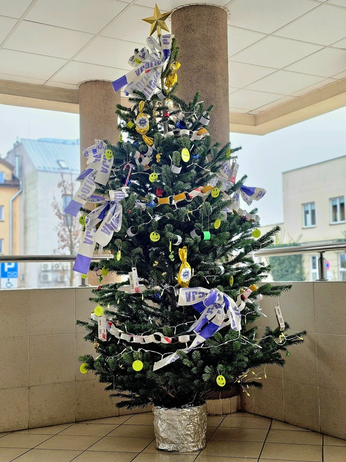 Odblaskowa choinka przed komendą policji Odblaskowa choinka przed komendą policji