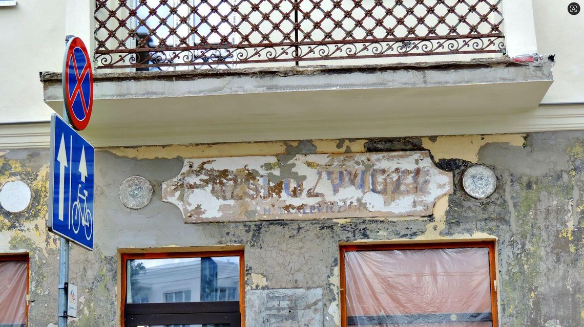 Odkrycie przy ul. Nadarzyńskiej. Kamienica Rowińskich odsłania szyldy sprzed lat