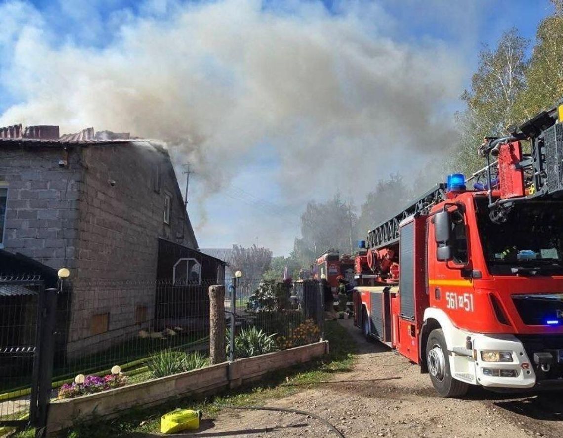 Ogień zniszczył dach domu w Jeziórku. Trzy rodziny potrzebują pomocy