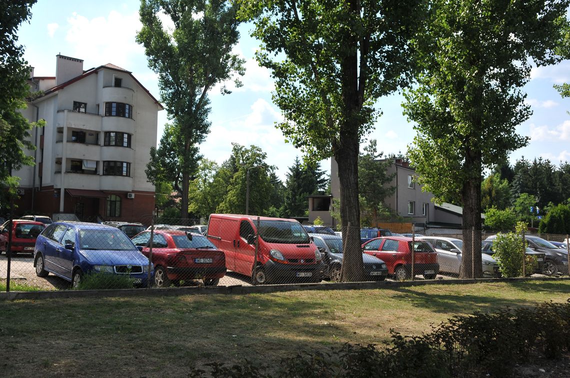 Parking, plac zabaw i sprzęt strażacki