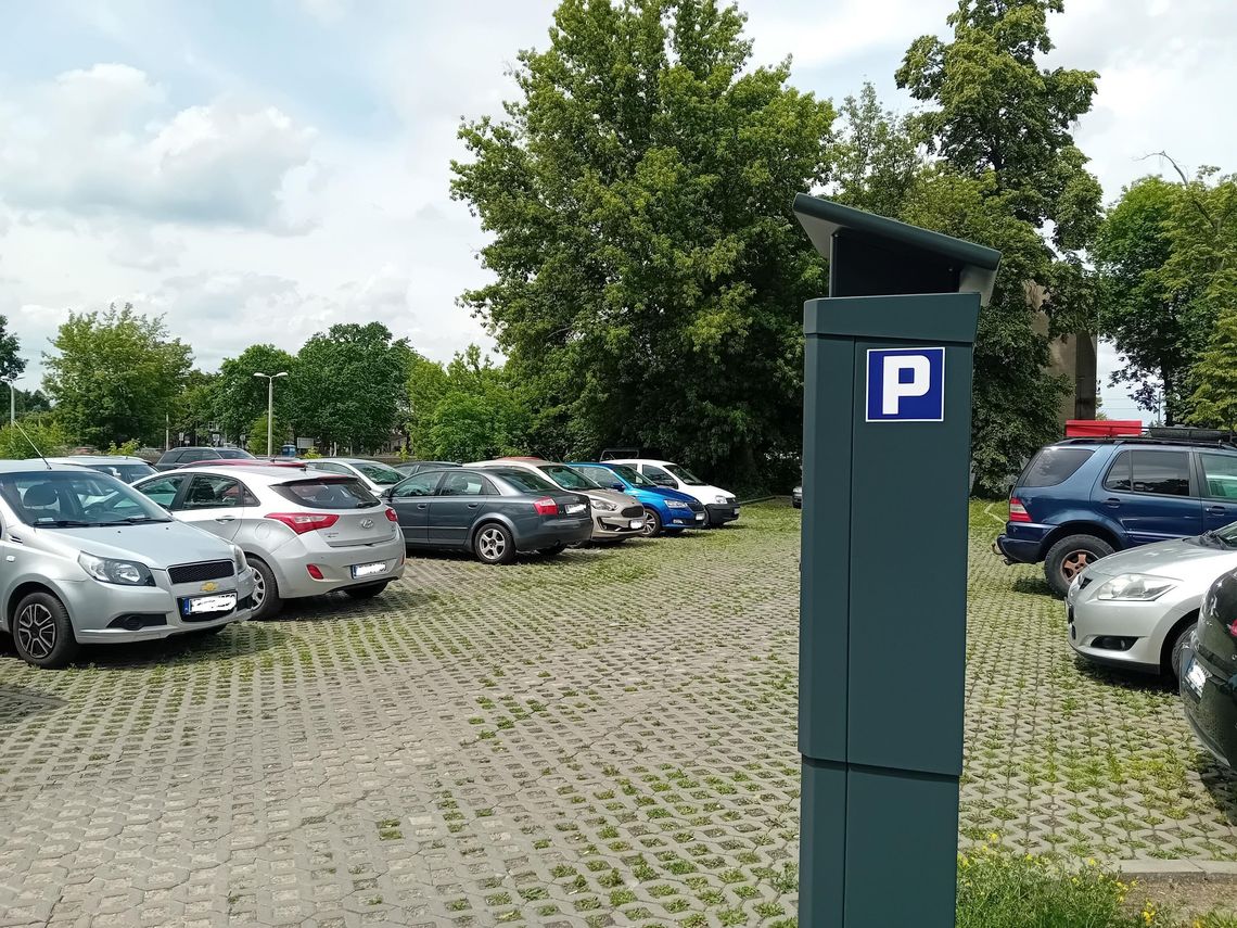 Parking przy dworcu pozostanie płatny. Gmina chce najpierw sprawdzić, jak działa system Parking przy dworcu pozostanie płatny. Gmina chce najpierw sprawdzić, jak działa system