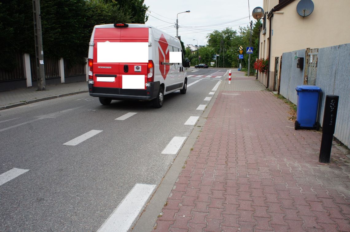 Piaseczno. Kierowcy omijając dziurę, wjeżdżają na ścieżkę rowerową