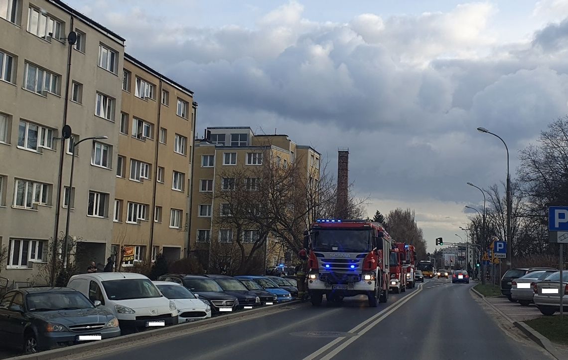 Piaseczno. Mężczyzna chodził po zewnętrznym parapecie okna