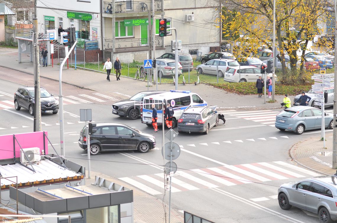 Piaseczno. Zderzenie pojazdu sanitarnego na sygnale z samochodem osobowym.