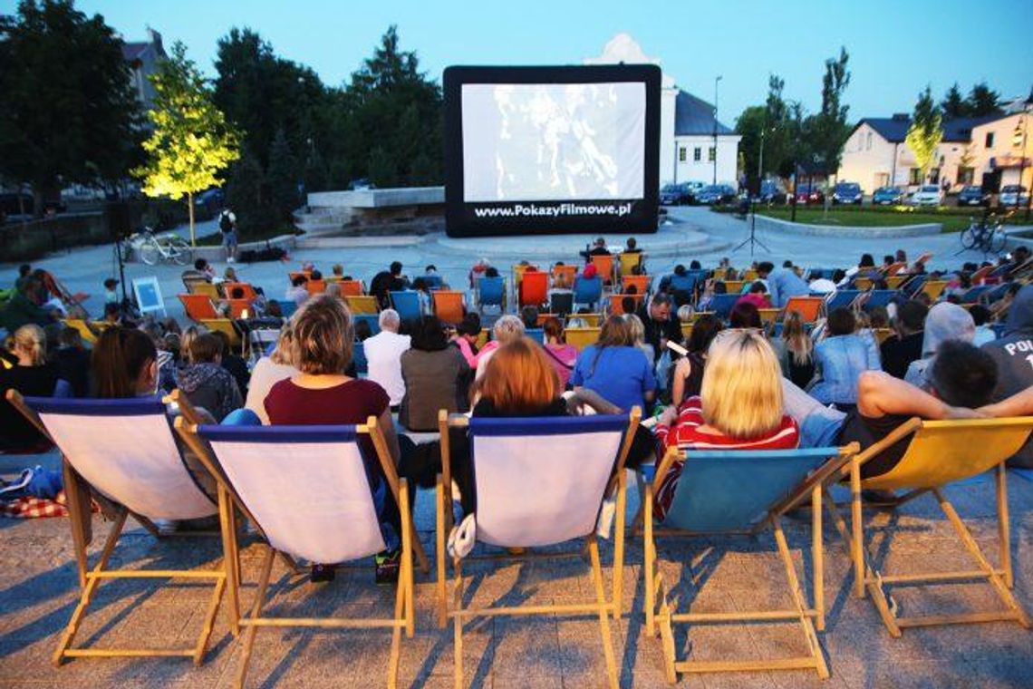 Piątkowe seanse kina plenerowego