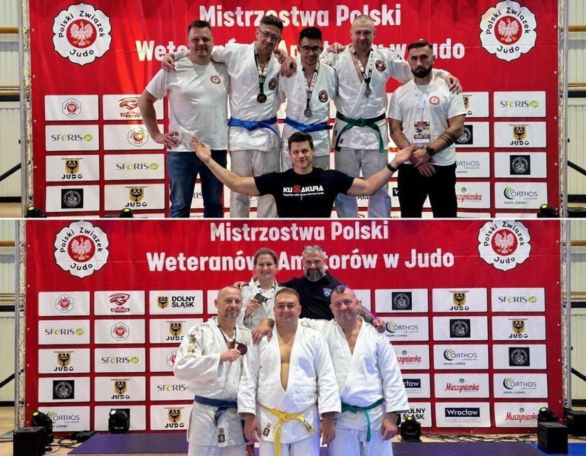 Pięć medali dla judoków z Piaseczna! Ikizama i Bushido z sukcesami na mistrzostwach Polski Reprezentanci UKJ Bushido Piaseczno (u góry) oraz Ikizamy Piaseczno (na dole) podczas Mistrzostw Polski Weteranów i Amatorów w Judo we Wrocławiu. Zawodnicy obu klubów zdobyli łącznie pięć medali – trzy srebrne i dwa brązowe.
