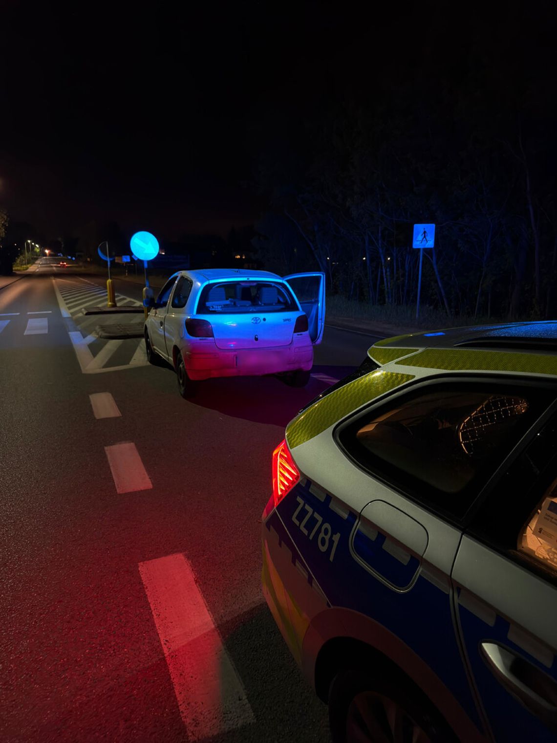 Pijany kierowca wjechał w znak i próbował przekupić policjantów Pijany kierowca wjechał w znak i próbował przekupić policjantów