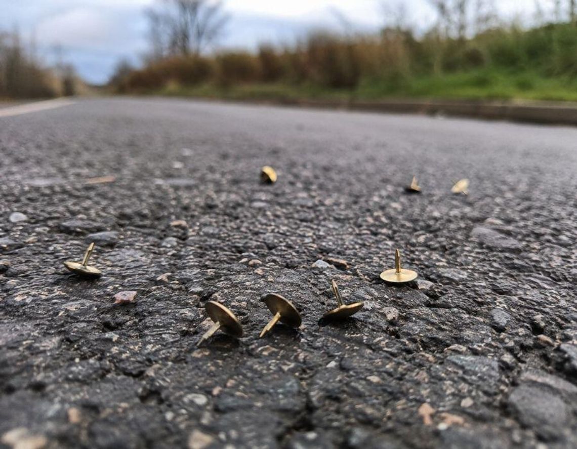 Pinezki, śmieci i nerwy na drodze. Konflikt wokół rowerzystów wciąż się tli