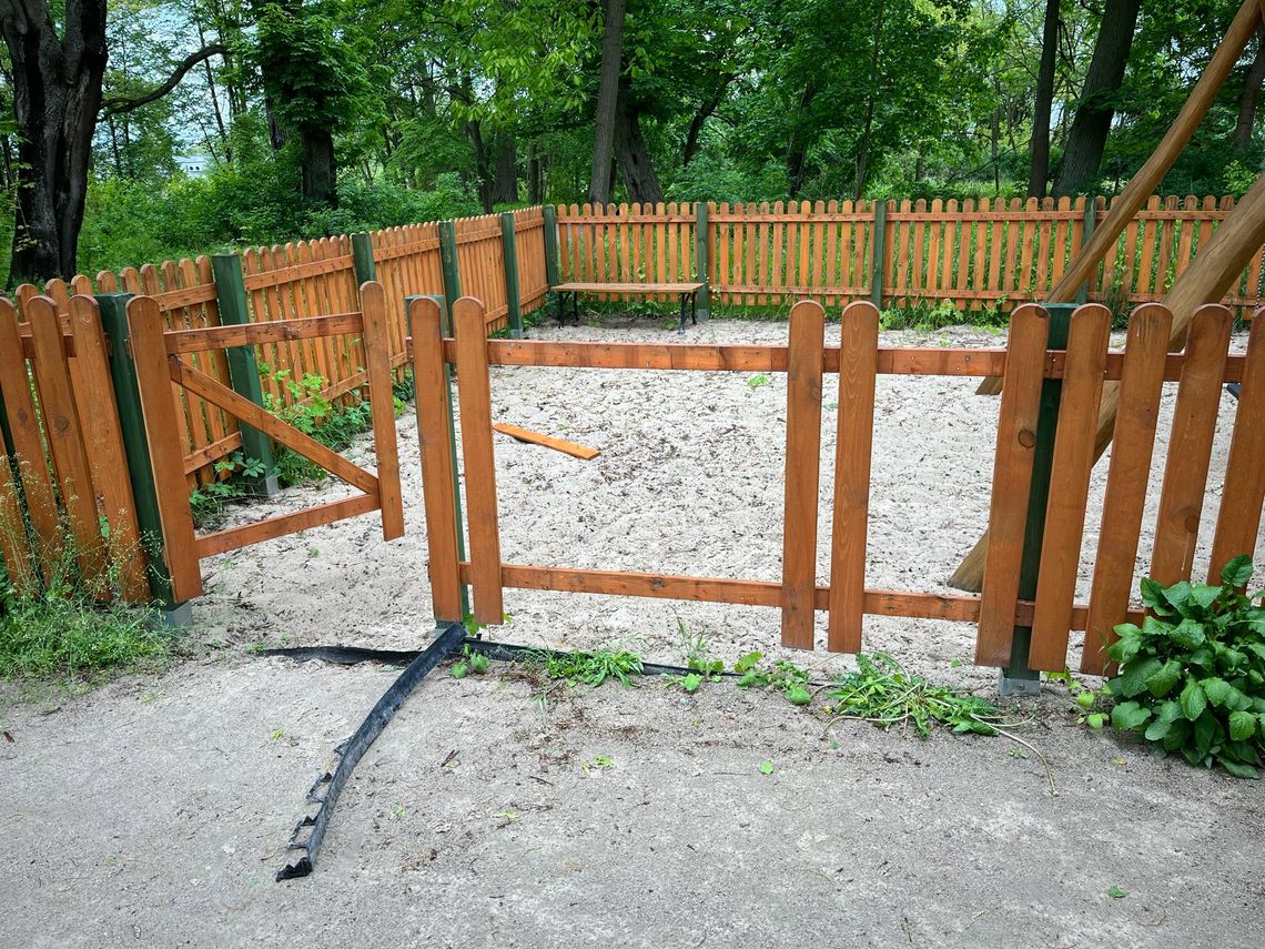 Plac zabaw znowu padł ofiarą wandali