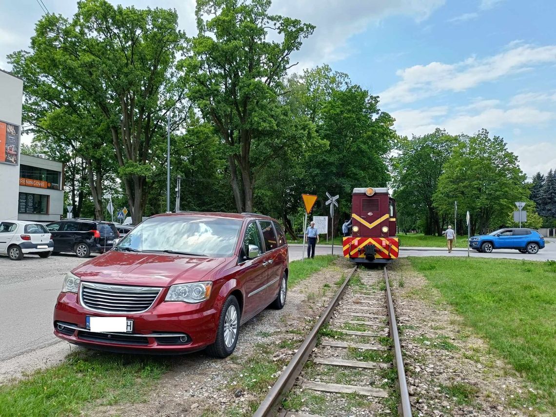 Pociąg utknął przez źle zaparkowany pojazd