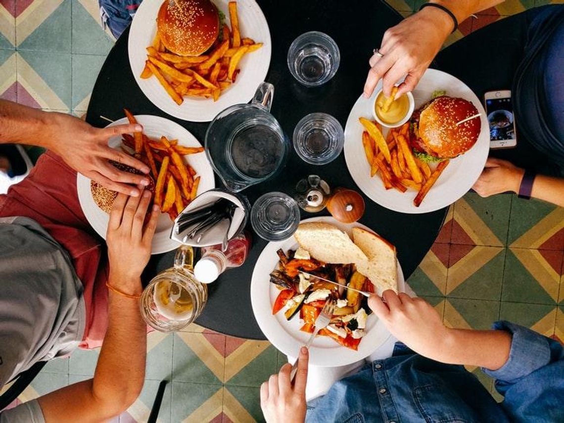 Podwyżki zabijają restauracje. Czy gastronomia wygra z inflacją?