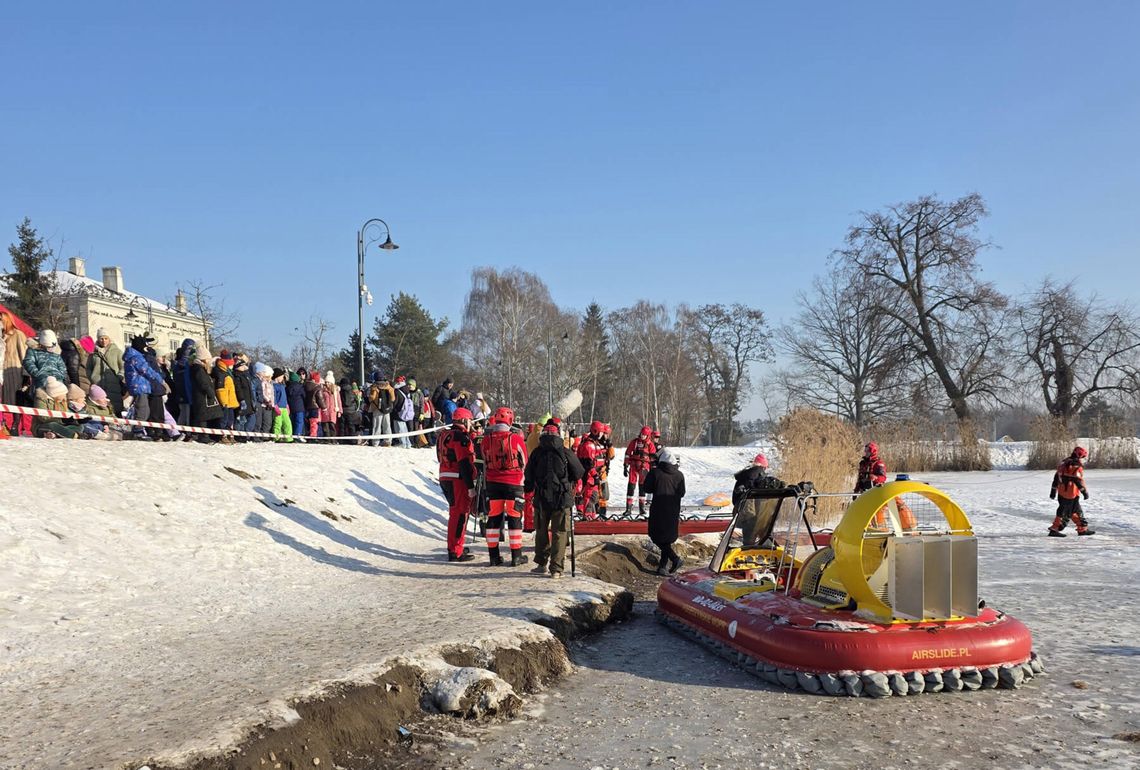 Pokazy ratownictwa nad stawem miejskim w Piasecznie [WIDEO]