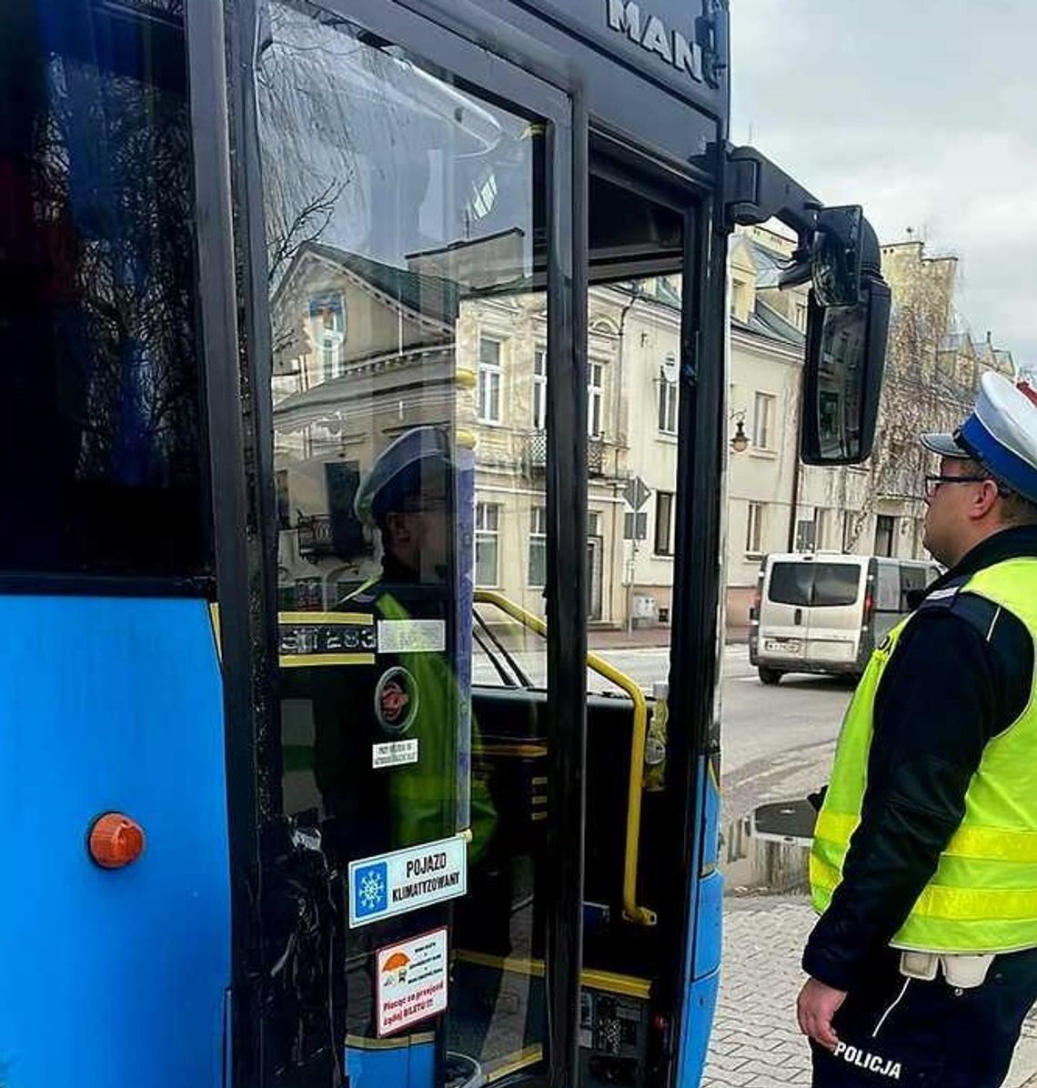 Policjanci zatrzymali autobus jadący do Piaseczna. Wiadomo dlaczego