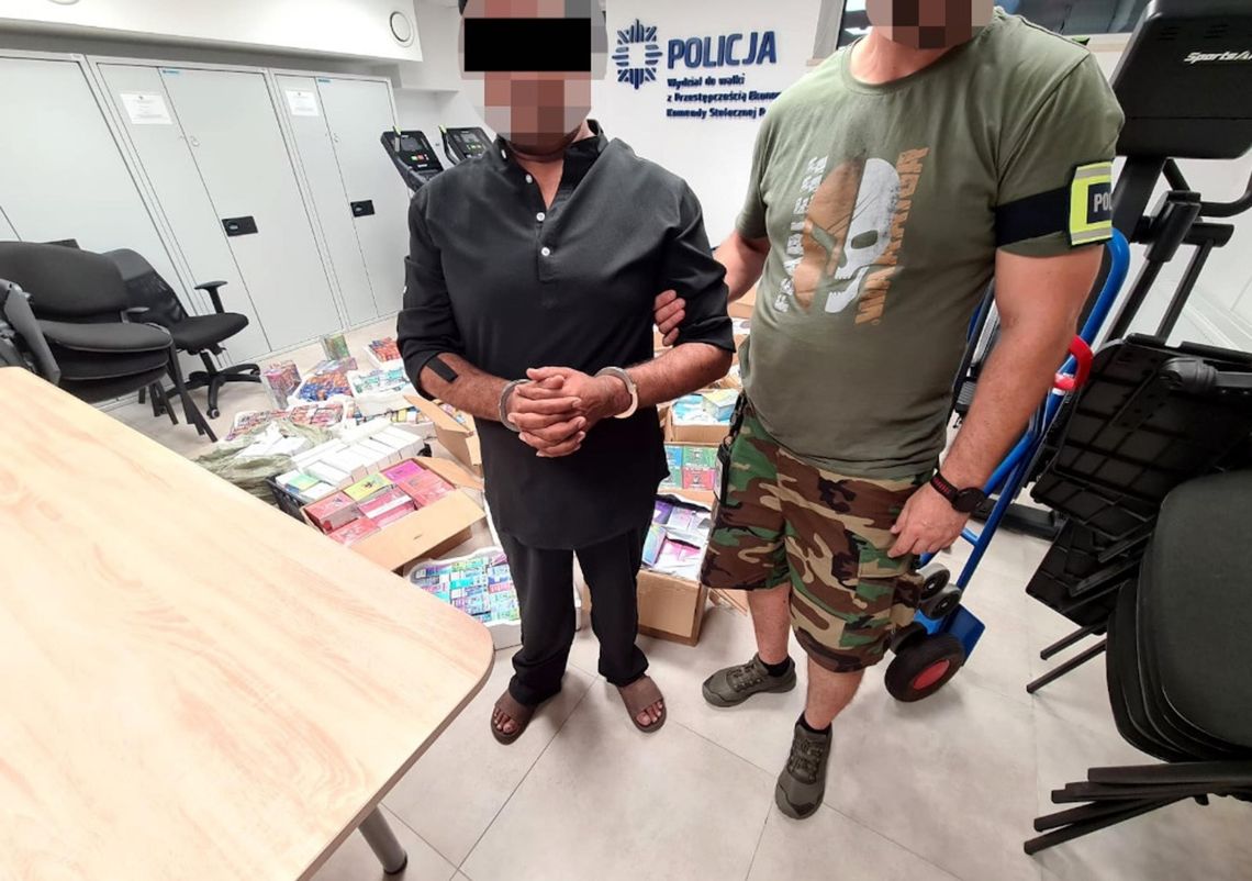 Ponad 2,8 tys. e-papierosów bez akcyzy. Policja zatrzymała 35-latka w Jabłonowie Ponad 2,8 tys. e-papierosów bez akcyzy. Policja zatrzymała 35-latka w Jabłonowie