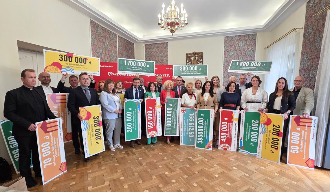 Ponad 8,5 mln zł dla powiatu piaseczyńskiego. Pieniądze na szkołę, drogi, sport i OSP Przedstawiciele samorządów z powiatu piaseczyńskiego oraz władz Mazowsza z symbolicznymi czekami na dofinansowanie lokalnych inwestycji.