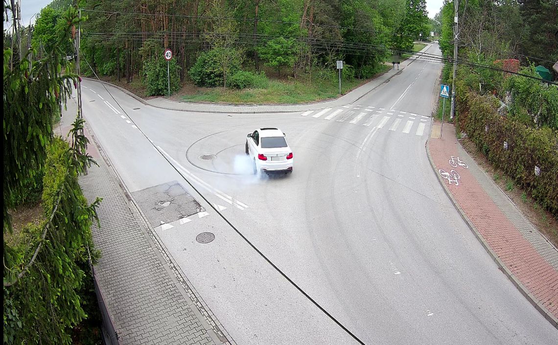 Popisy driftujących beemek zakończone interwencją policji [ZOBACZ WIDEO]