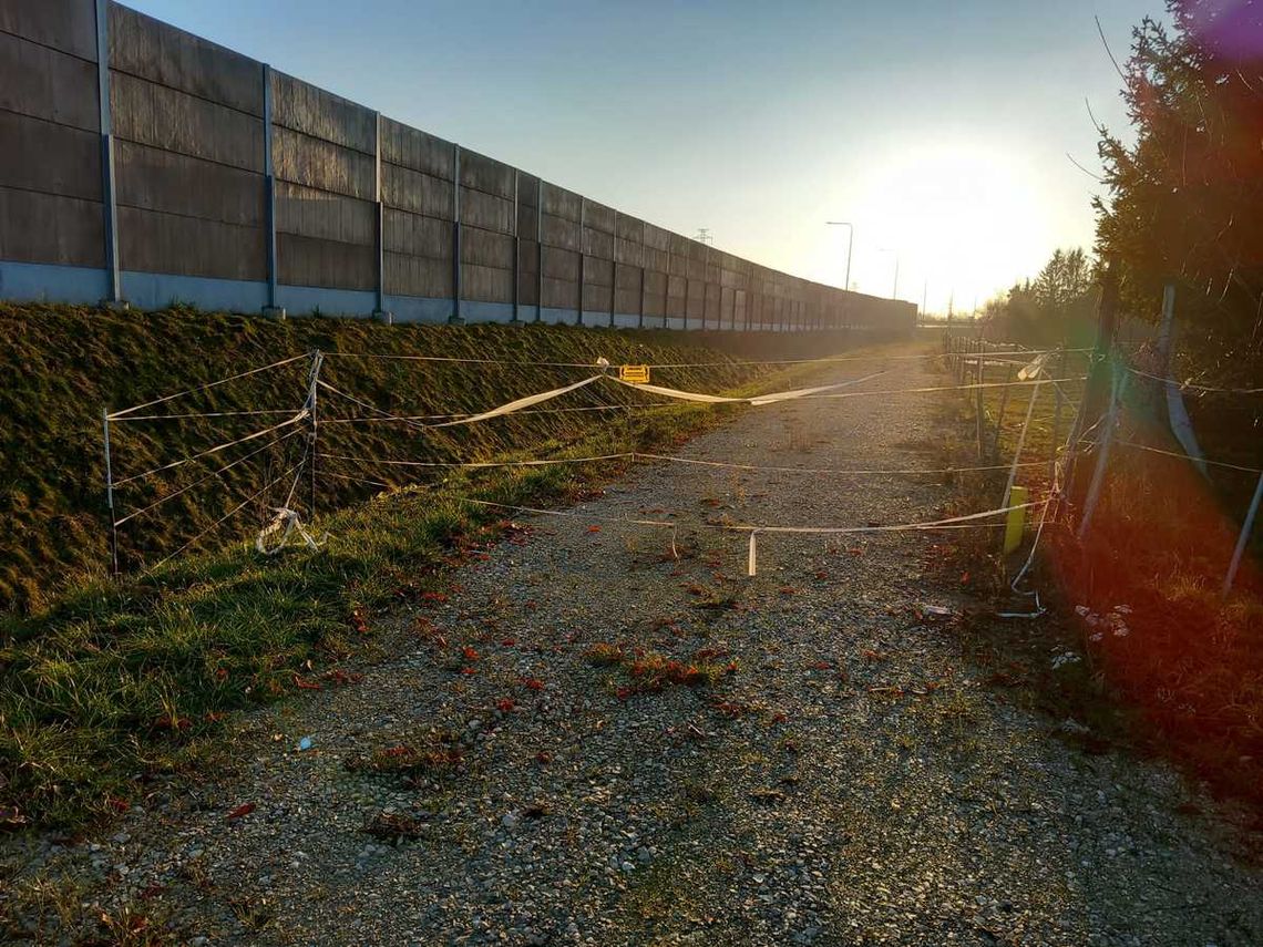 Postawił elektryczne ogrodzenie na drodze serwisowej – zagrożenie dla bezpieczeństwa ruchu drogowego