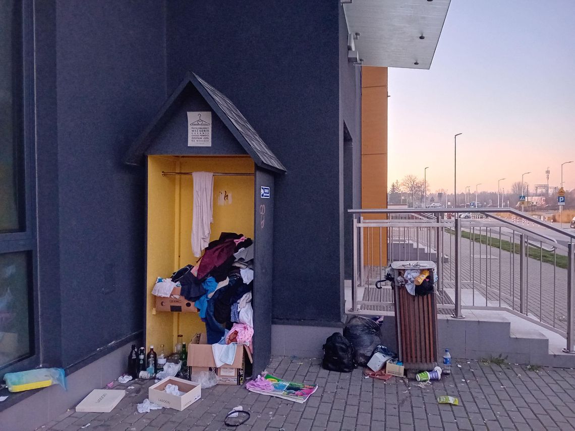 Prośba o likwidację „szafy wymiany” przy szkole w Piasecznie Prośba o likwidację „szafy wymiany” przy szkole w Piasecznie