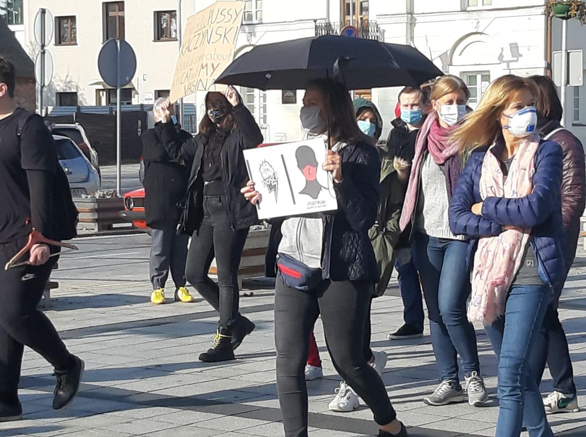 Protesty w Piasecznie przeciwko wyrokowi TK w sprawie aborcji