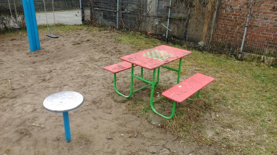 Przebudowują plac zabaw