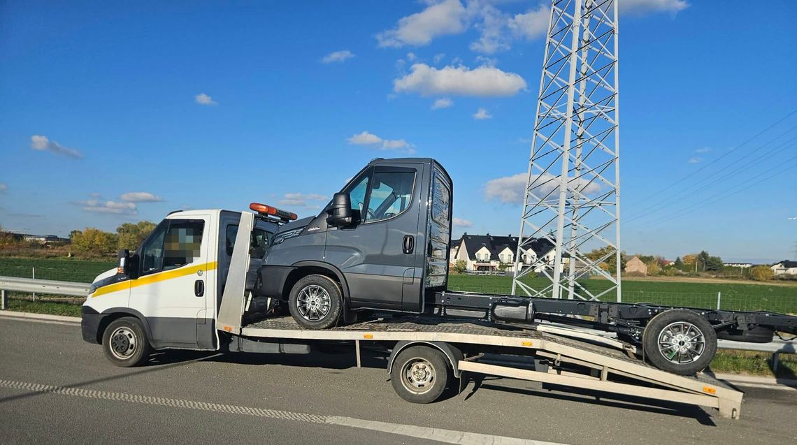 Przeciążone Iveco na trasie S7 pod Piasecznem. Kierowca dostał dwa mandaty