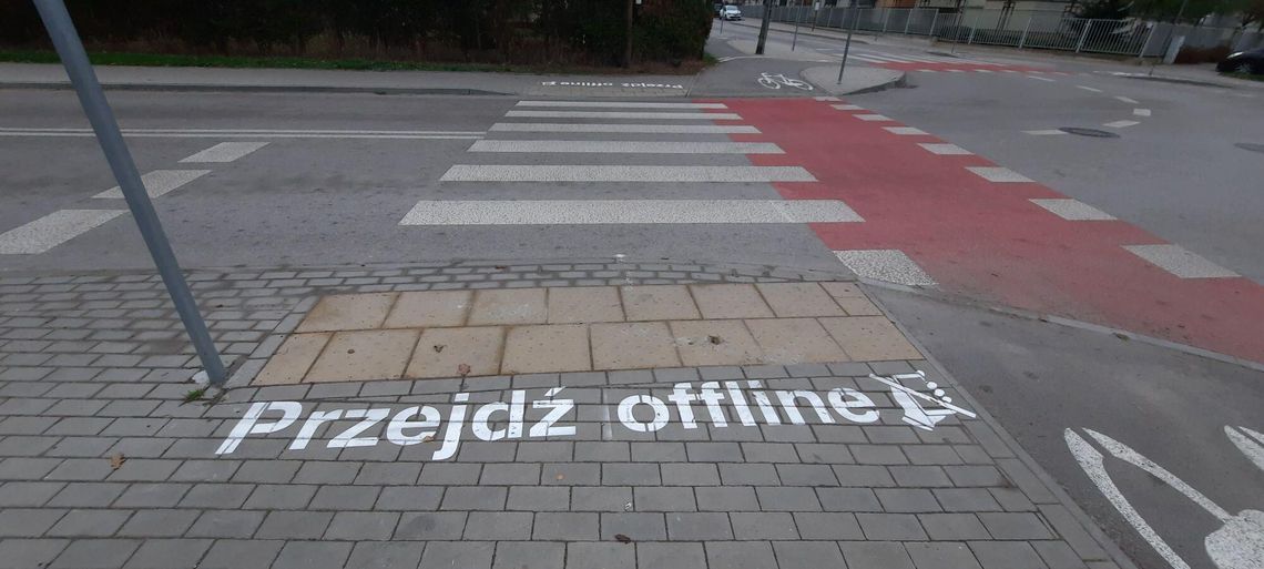 Radne apelują o napisy „Przejdź offline” przy wszystkich szkołach