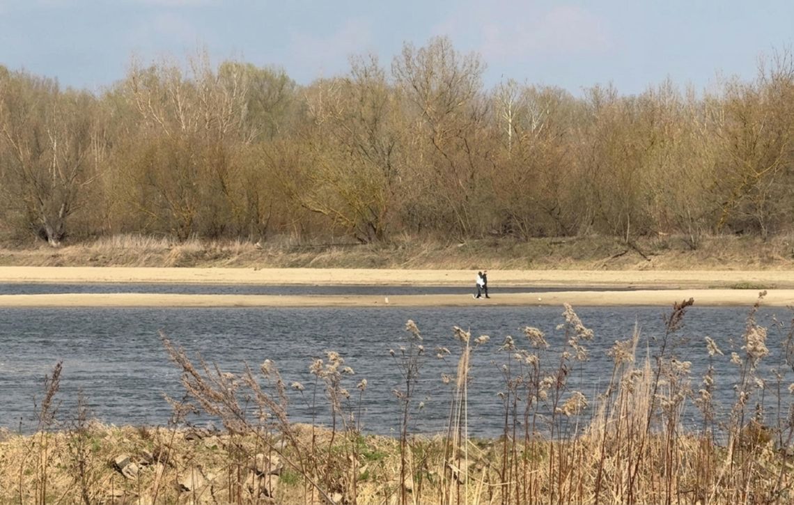 Ratownicy interweniowali nad Wisłą. Ostrzegają przed niebezpiecznymi łachami