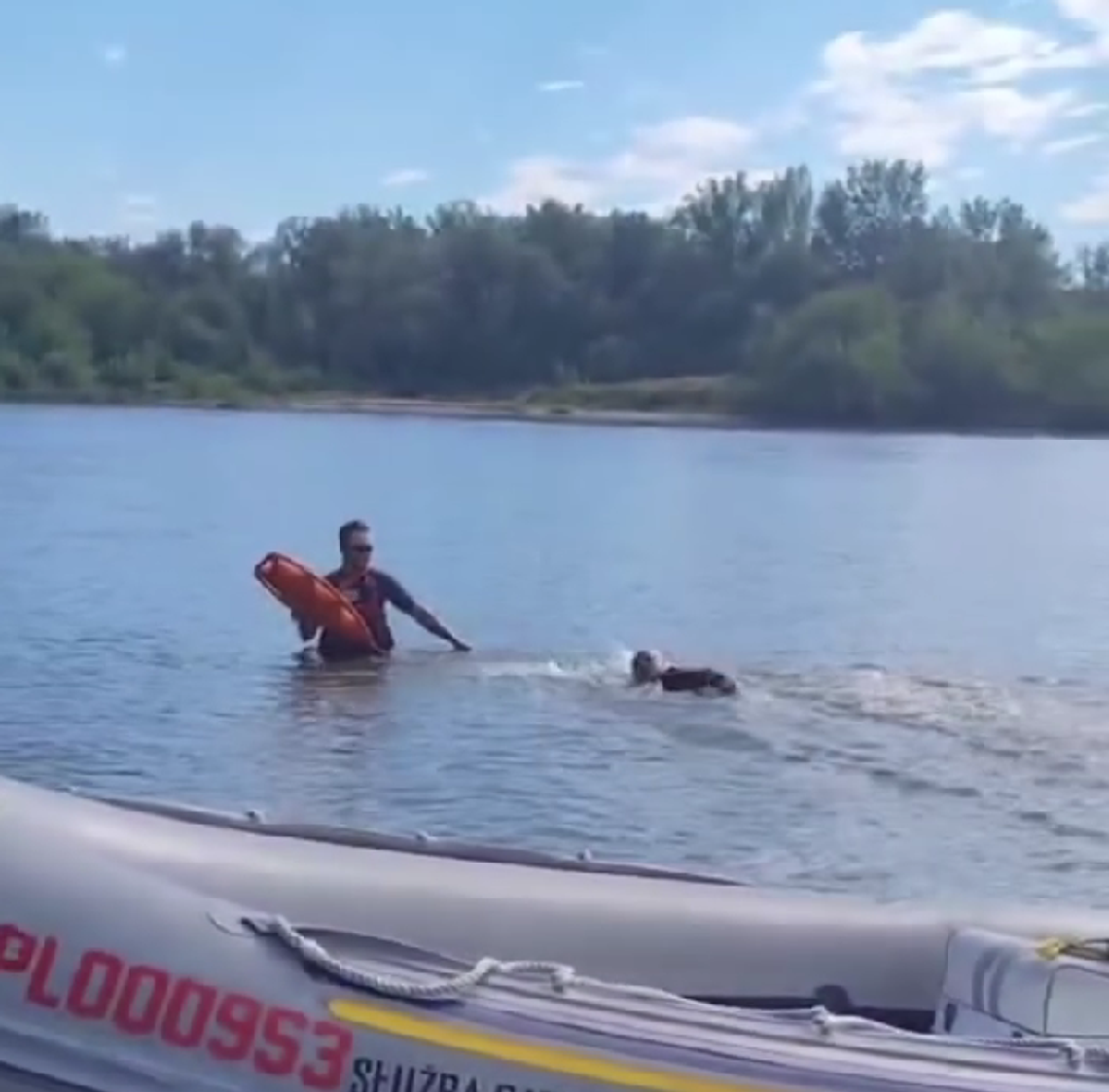 Ratownicy pokazują, jak silny jest nurt Wisły